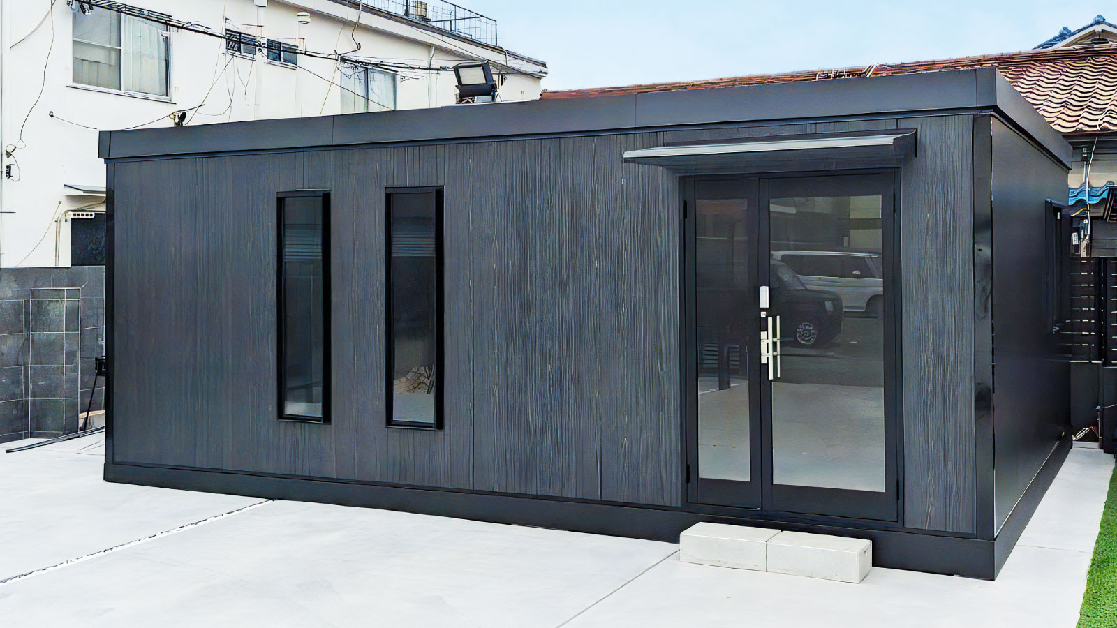 K-space：狭い場所や屋内にも設置できる組立式パネルハウス。